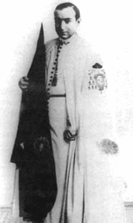 Joselito vestido de nazareno de la Macarena