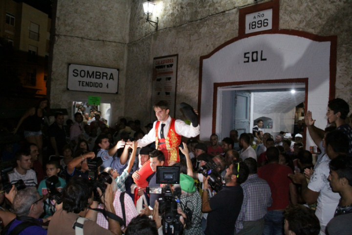 jose manuel a hombros