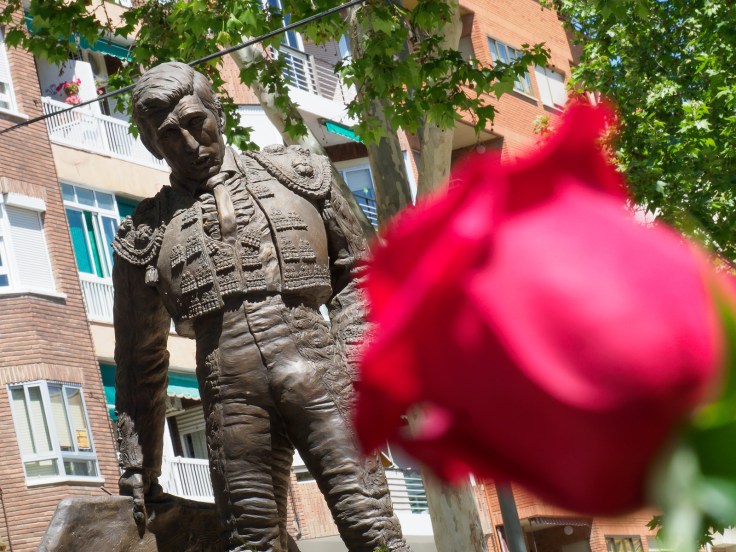 Ofranda de Flores en la estatua de Dámaso González en Albacete