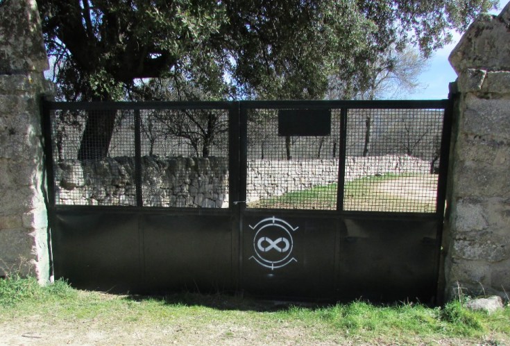 EL HIERRO EN LA PUERTA