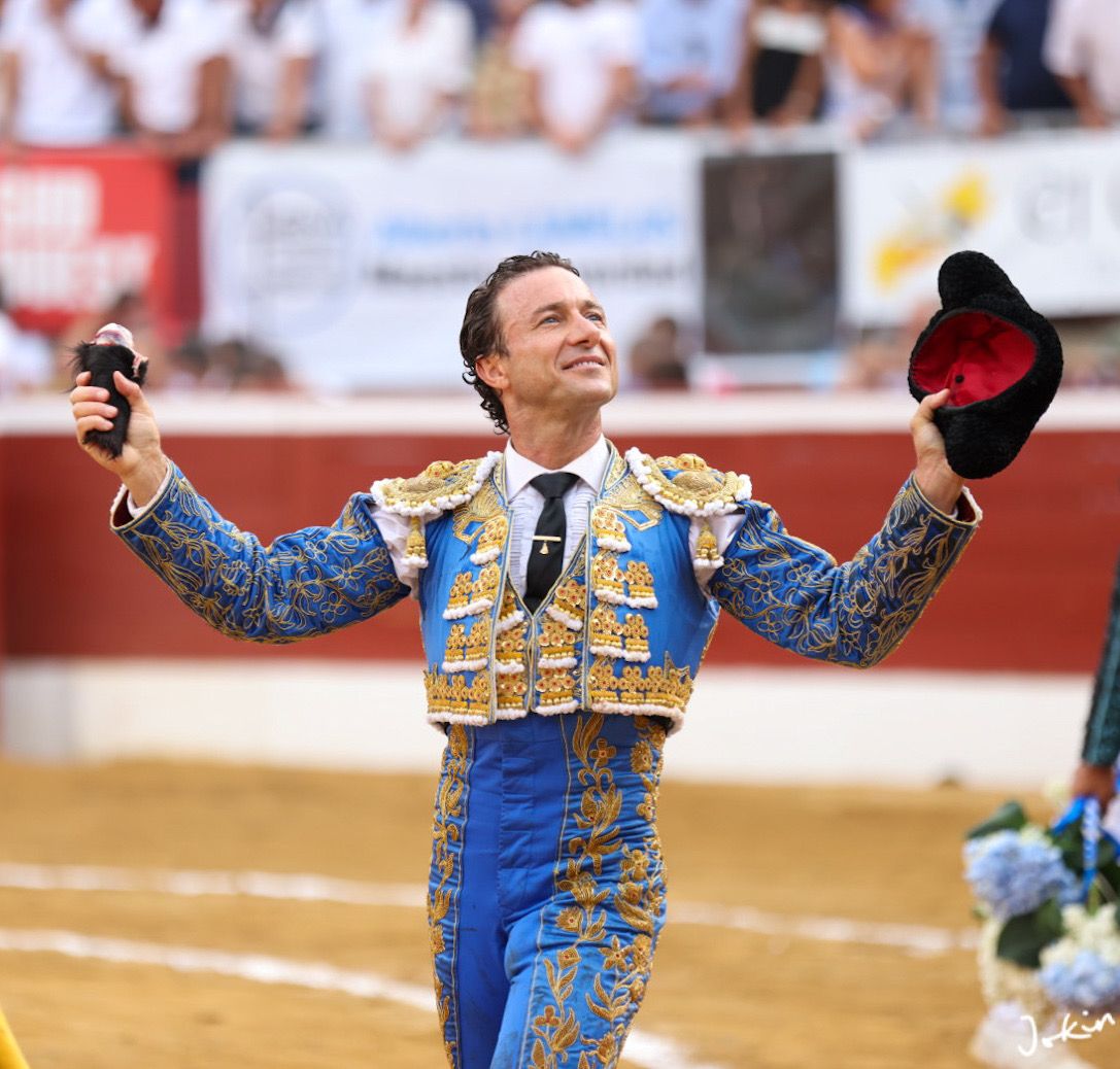 «RAFAELILLO» CON LOS TOROS DE PEDRAZA DE YELTES EN LA FERIA DE MONT DE ...
